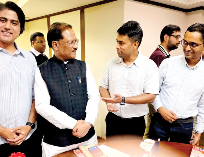 बस्तर के अविनाश तिवारी से टोक्यो में मिले सीएम साय