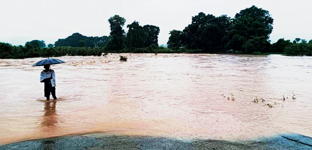 भारी बारिश से नदी का जल स्तर बढ़ा स्कूली छात्र के अलावा कई ग्रामीण फंसे