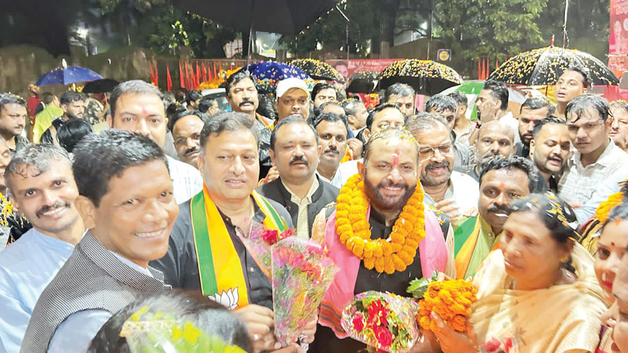 बरसते पानी में भी नहीं थमा उत्साह, भाजपा महामंत्री अखिलेश सोनी का सरगुजा में भव्य स्वागत