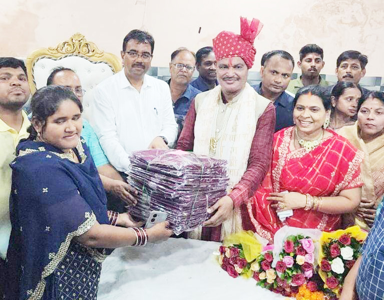 तीजा के पूर्व महिला सफाई कर्मियों व स्वच्छता दीदीयों को साड़ी वितरित