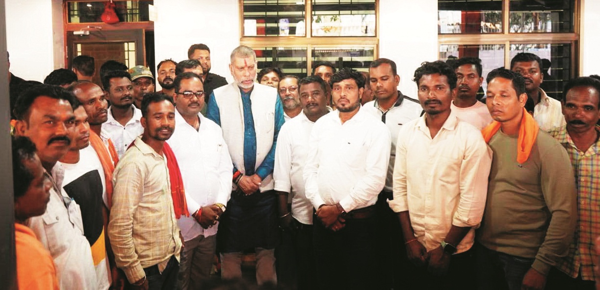 किरणदेव ने दैवेभो वन कर्मियों को दिया आश्वासन, जल्द होगा स्थायीकरण