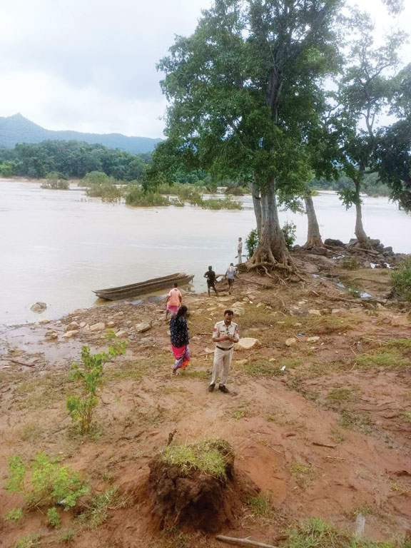इंद्रावती में नाव डूबी, ग्रामीण लापता