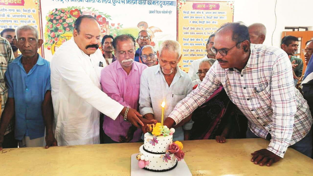 भूपेश और अकबर के जन्मदिन पर समर्थकों ने काटा केक