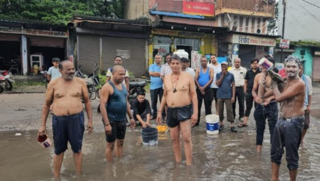 कोरबा की टूटी सड़कों पर गंदे पानी में नहाकर व्यापारियों ने खोली विकास के दावों की पोल