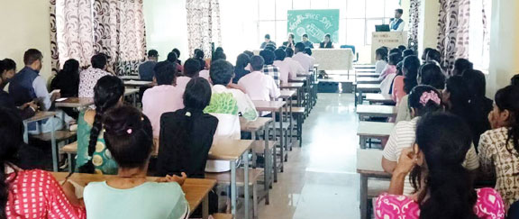 चंद्रयान से मंगलयान तक की यात्रा पर विद्यार्थियों ने रखे विचार