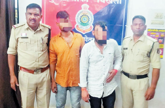 तलवार-चाकू लहराकर डराने-धमकाने वाले दो सगे भाई गिरफ्तार