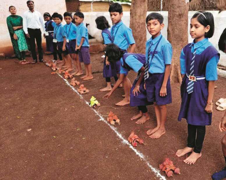 चोरभट्टी स्कूल में बैल दौड़ और  मटका फोड़ प्रतियोगिता