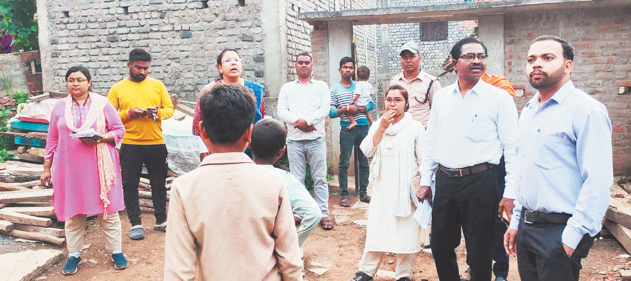 सीईओ जिपं ने किया पीएम आवास का निरीक्षण