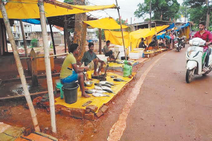 सब्जी बाजार में अनदेखी, पहंदा रोड किनारे दो साल पहले 38 लाख की लागत से