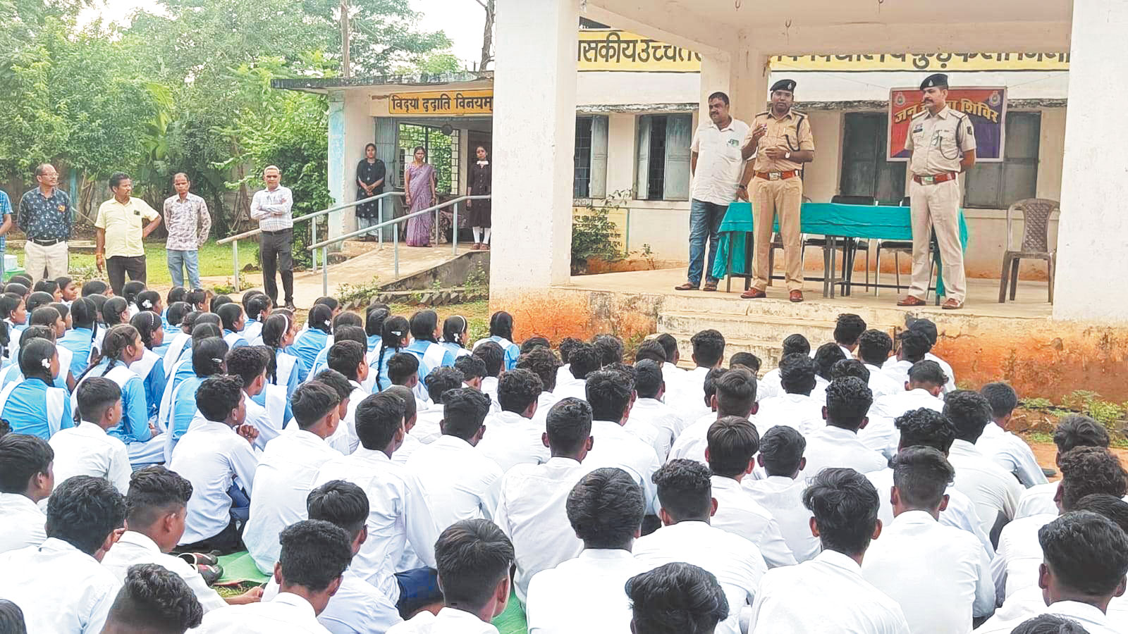 विद्यार्थियों को दी साइबर अपराधों की जानकारी