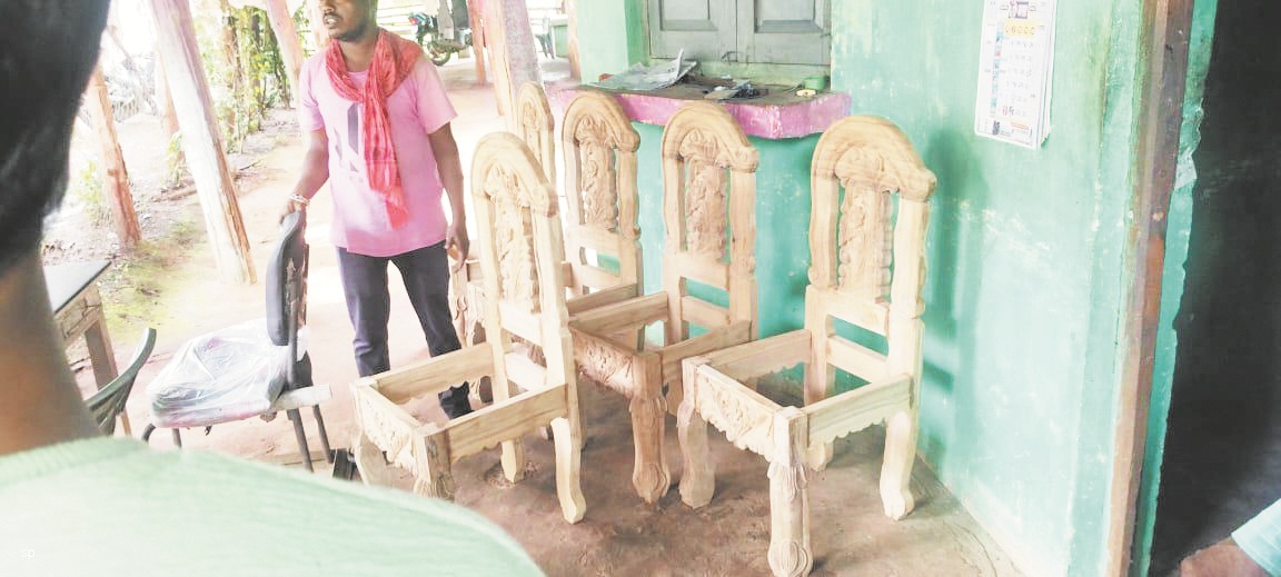 लाखों की सागौन लकड़ी के साथ 2 गिरफ्तार लाखों की सागौन लकड़ी के साथ 2 गिरफ्तार