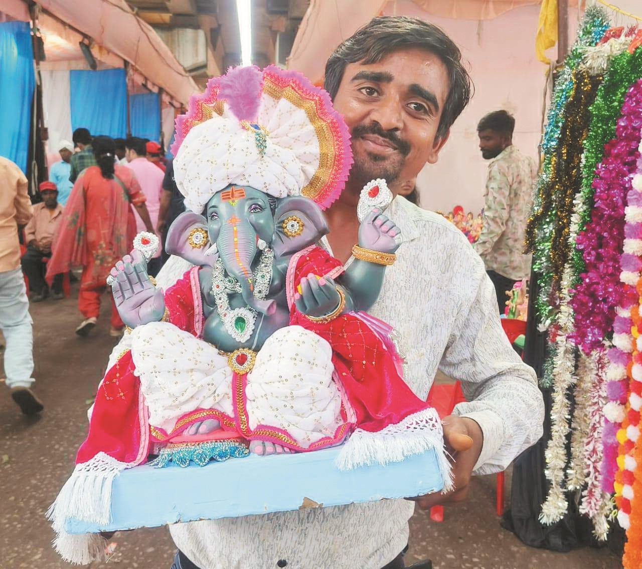 जयघोष के साथ घरों और पंडालों में विराजे विघ्नहर्ता श्रीगणेश