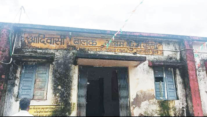 धरमजयगढ़ का आदिवासी आश्रम, टपकते छत व भीगते भविष्य की कहानी