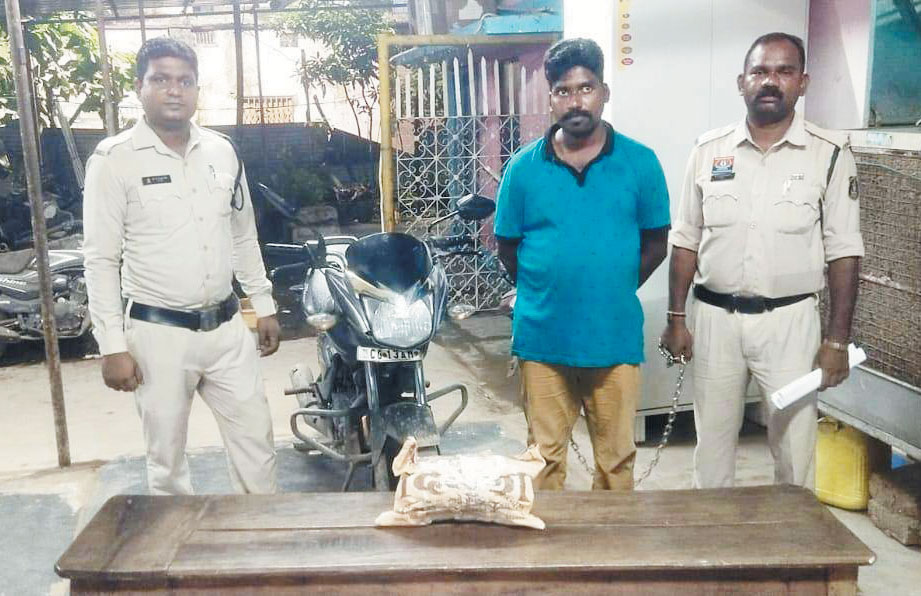 ओडिशा से गांजा ला रहे दो गिरफ्तार, डेढ़ किलो गांजा व बाइक जब्त