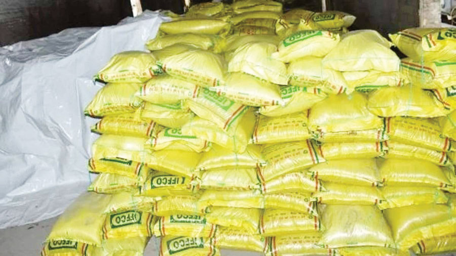  किसान यूरिया के लिए दर-दर भटक रहे  कालाबाजारी से किसान परेशान