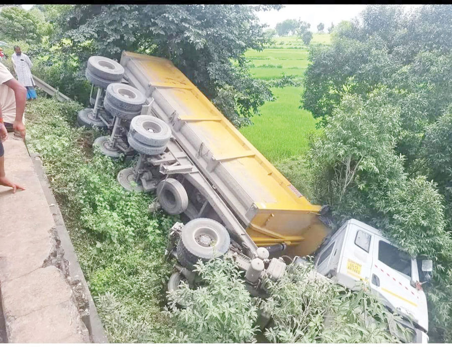 ट्रेलर गहरी खाई में गिरी, चालक-परिचालक घायल