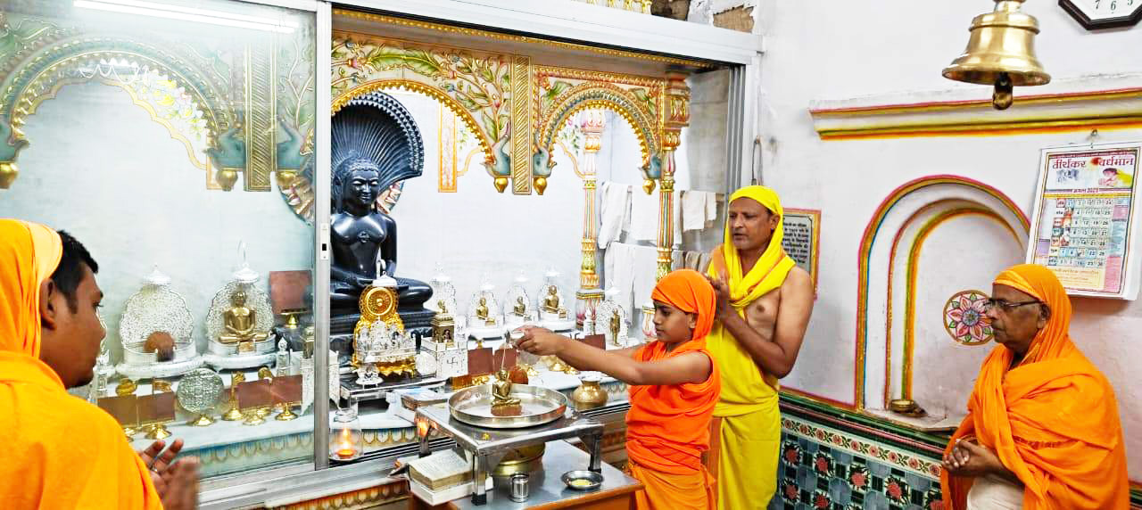 पर्यूषण पर जैन मंदिरों मे  सामूहिक पूजन 