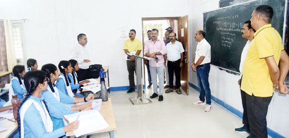 कलेक्टर ने बच्चों की पढ़ाई और सुविधाओं का लिया जायजा