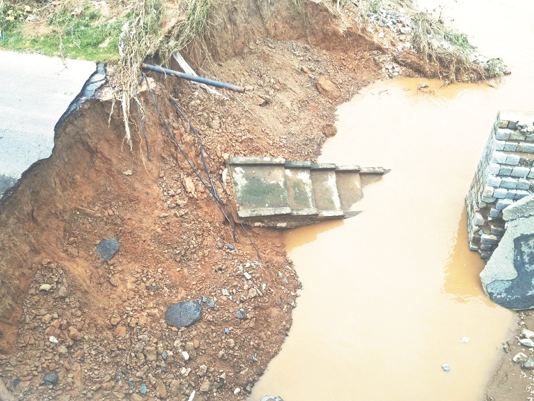 बाढ़ से डंकिनी के पुराने पुल को क्षति