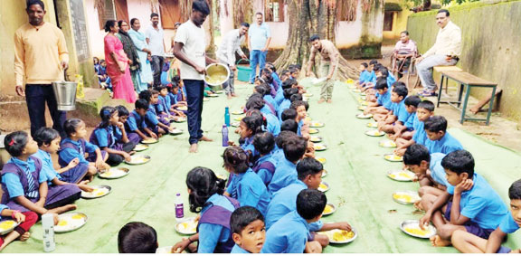 चिलपुटी स्कूल में भोज