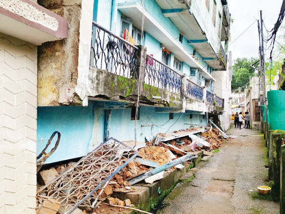 तीन मंजिला मकान ढहा, अफरातफरी, श्यामाप्रसाद मुखर्जी वार्ड का मामला