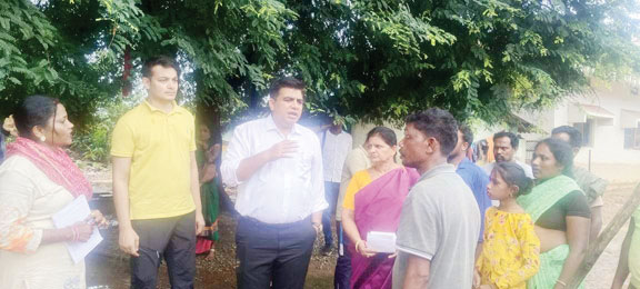 कलेक्टर ने बाढ़ पीडि़तों से किया संवाद