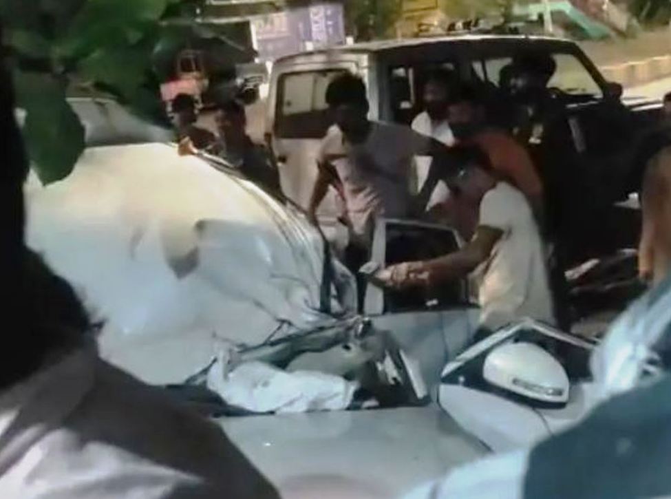120 की रफ्तार में कार पेड़ से टकराई, चालक की मौत,  दो युवतियों सहित तीन घायल