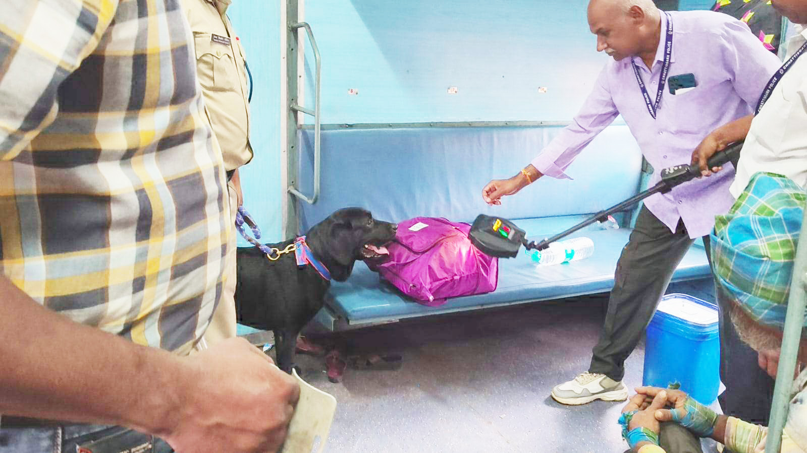 नवरात्र में भगदड़ व आपातकालीन स्थिति  से निपटने जवानों ने की मॉकड्रिल