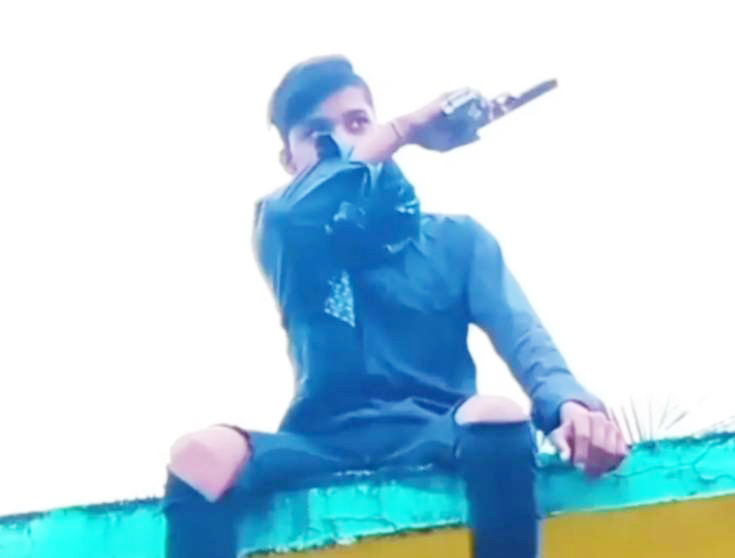 छत पर पिस्टल लहराते रील वीडियो !
