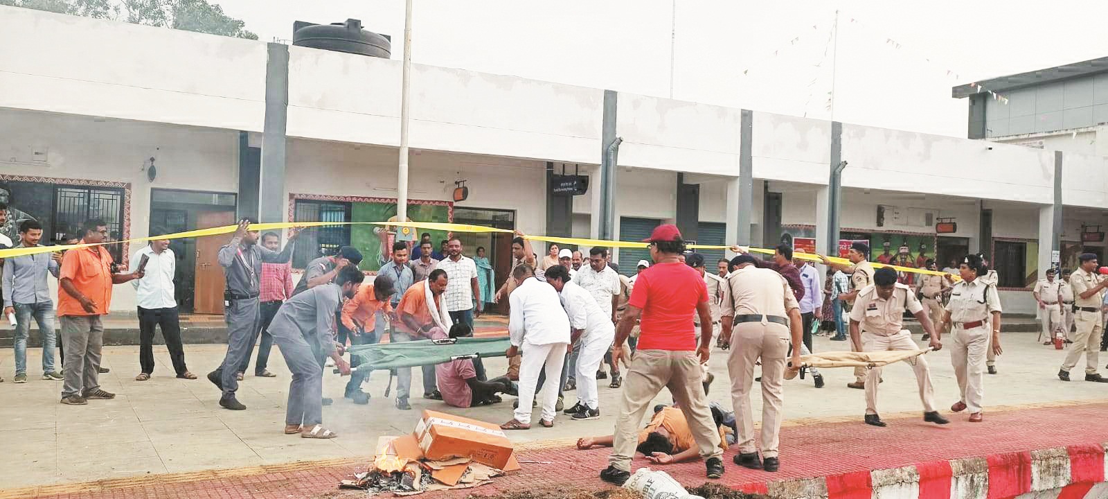 सुरक्षा व्यवस्था व आपातकालीन स्थिति  से निपटने रेल्वे स्टेशन में मॉकड्रिल