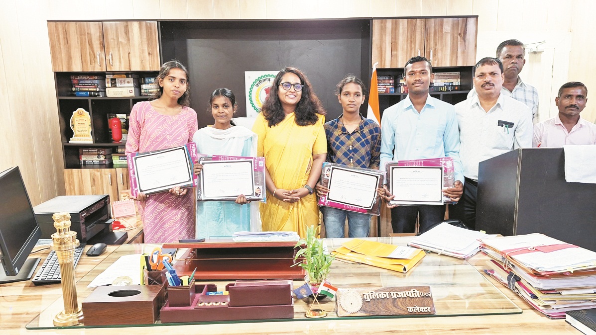 खूब पढ़ो आगे बढ़ो, जिले का नाम रौशन करो-कलेक्टर