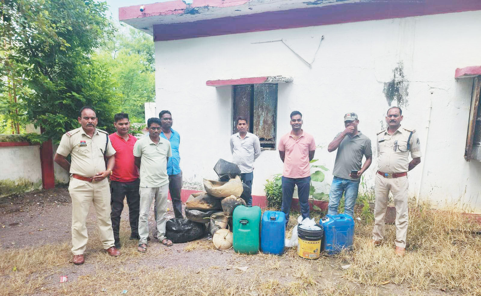  3 क्विंटल लाहन और शराब बनाने का सामान नष्ट