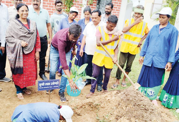 वूमेन फॉर ट्री: सैकड़ों पौधे लगाए