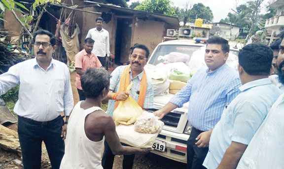 बाढ़ पीडि़तों को बांटी खाद्य सामग्रियां बाढ़ पीडि़तों को बांटी खाद्य सामग्रियां