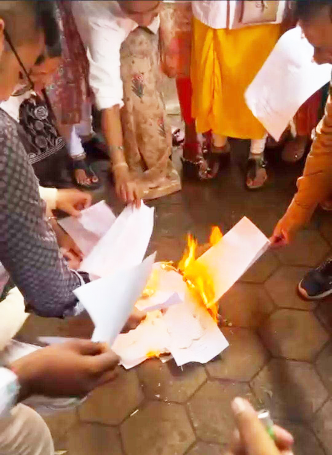 आंदोलनरत एनएचएम कर्मियों  ने जलाई नोटिस की प्रतियां