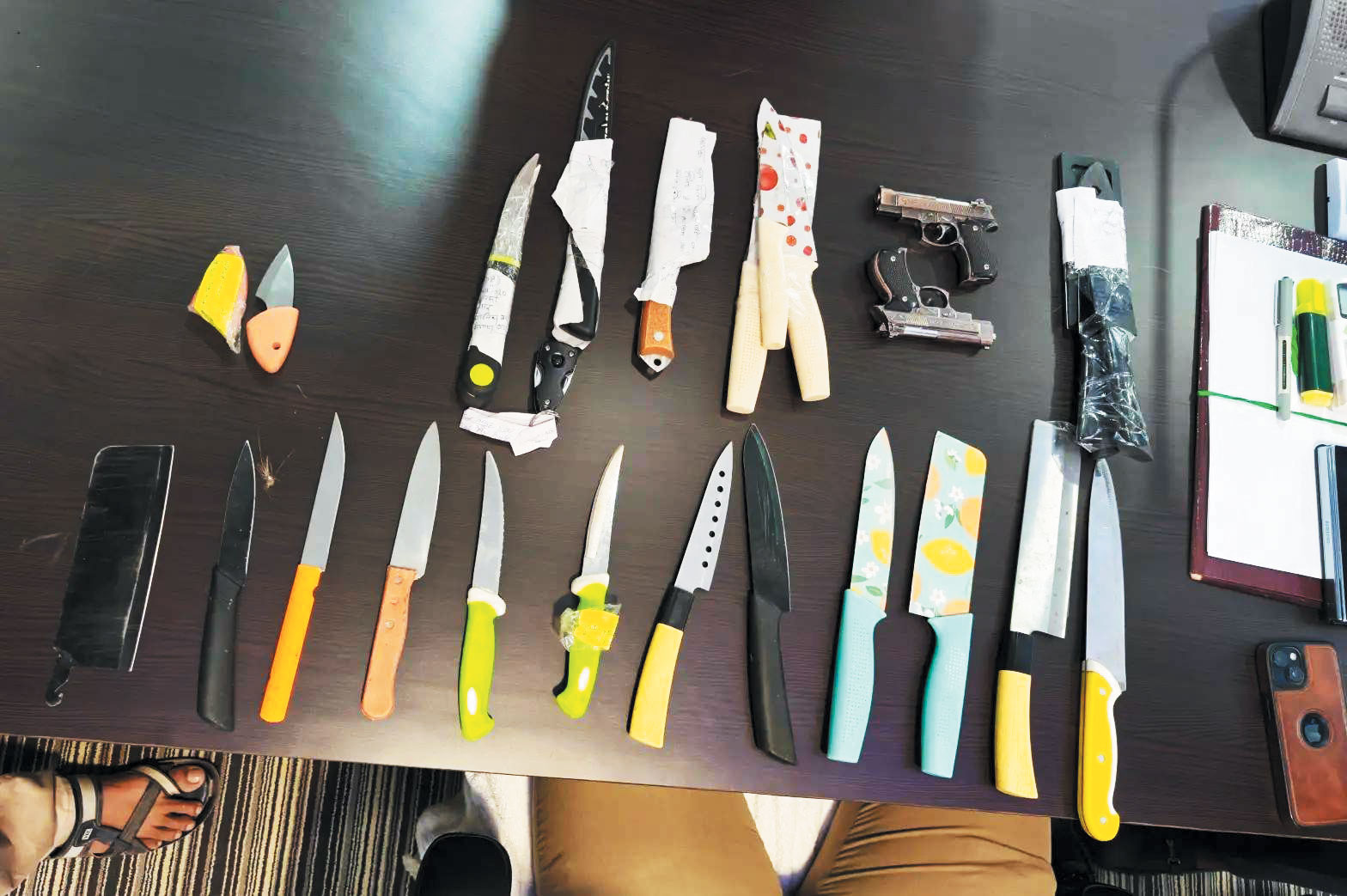 ऑनलाइन मंगाए 24 चाकू जब्त