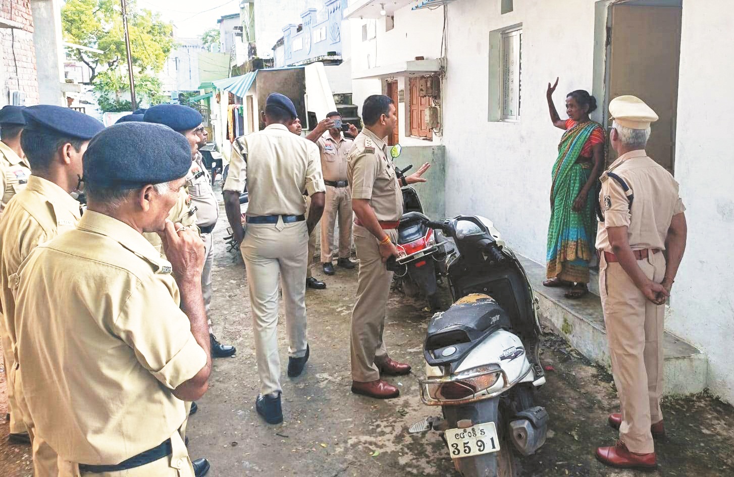 संदिग्धों की पहचान के लिए पुलिस  ने चलाया जांच अभियान