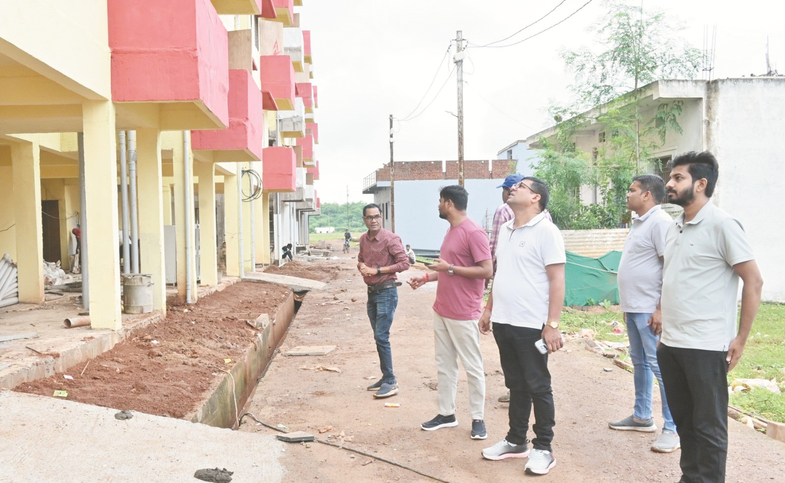 आयुक्त ने गोकुल नगर में पीएम आवास व वृक्षारोपण का किया निरीक्षण 