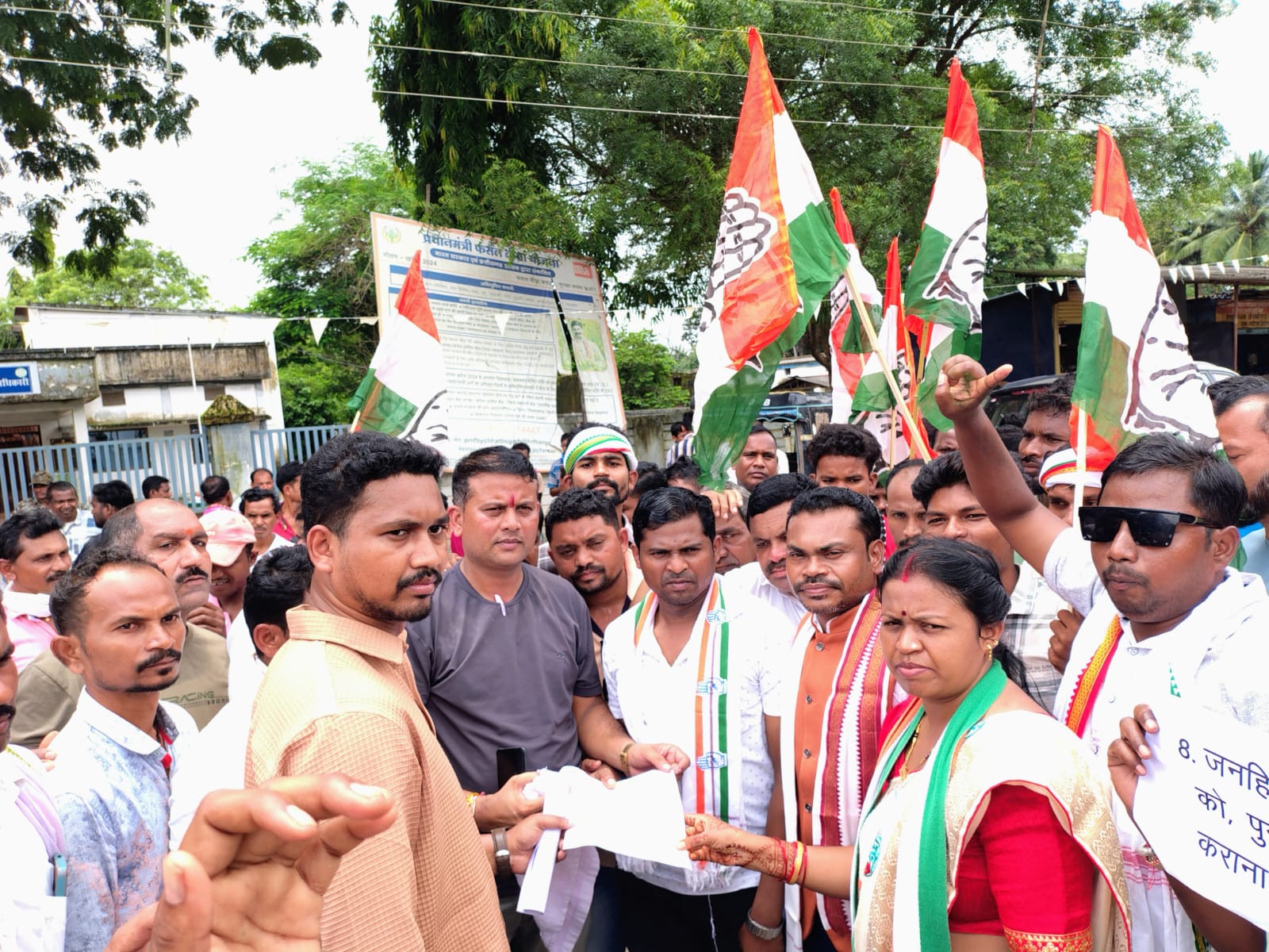 पुल बनाने एनएच पर कांग्रेस का चक्काजाम