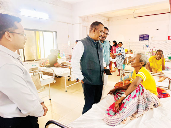 प्रभारी सचिव और कलेक्टर ने जिला अस्पताल का लिया जायजा प्रभारी सचिव और कलेक्टर ने जिला अस्पताल का लिया जायजा