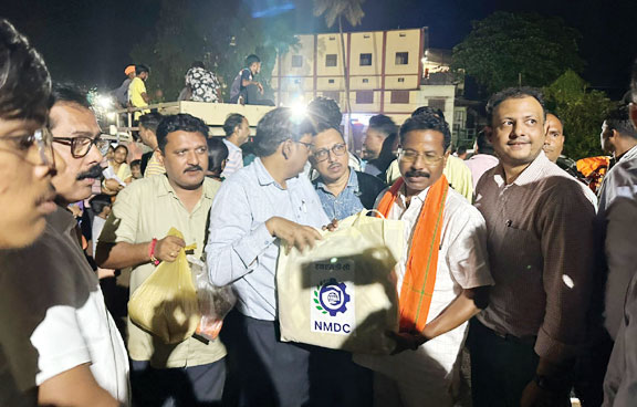 बारिश में तबाह बस्ती में दिए राहत सामान