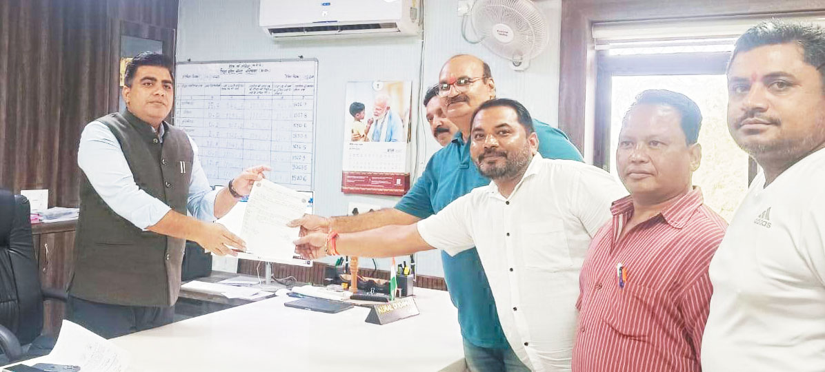  बाढ़ पीडि़तों को कलेक्टर, अधिकारी -कर्मचारी फेडरेशन व छत्तीसगढ़ शिक्षक साझा मंच ने दिया एक दिन का वेतन