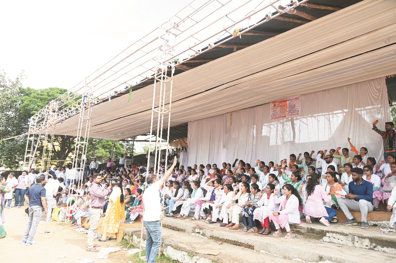 एनएचएम कर्मचारियों की तिरंगा बाइक यात्रा और अनिश्चितकालीन हड़ताल एनएचएम कर्मचारियों की तिरंगा बाइक यात्रा और अनिश्चितकालीन हड़ताल
