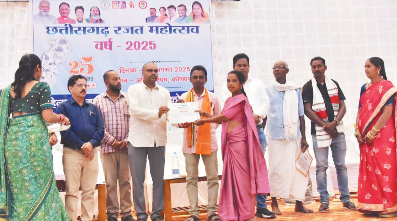 मेधावी छात्राओं व आंगनबाड़ी कार्यकर्ताओं का सम्मान मेधावी छात्राओं व आंगनबाड़ी कार्यकर्ताओं का सम्मान