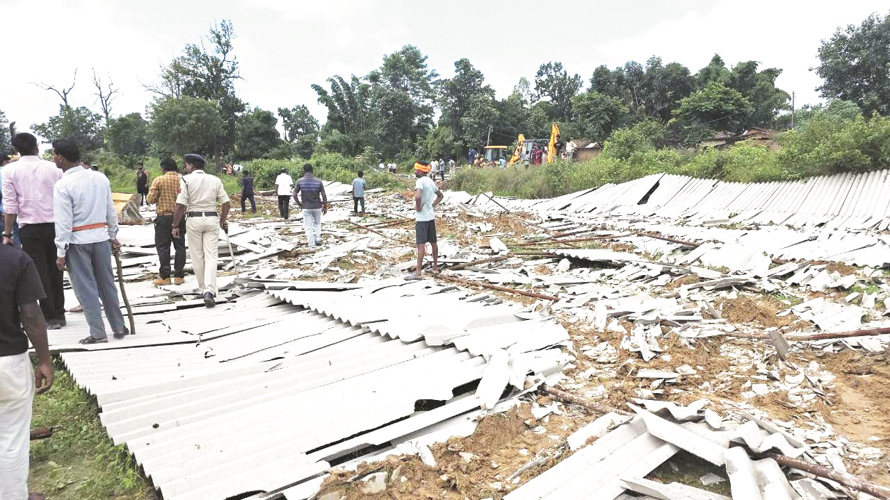 अवैध शेड पर प्रशासन की बड़ी कार्रवाई