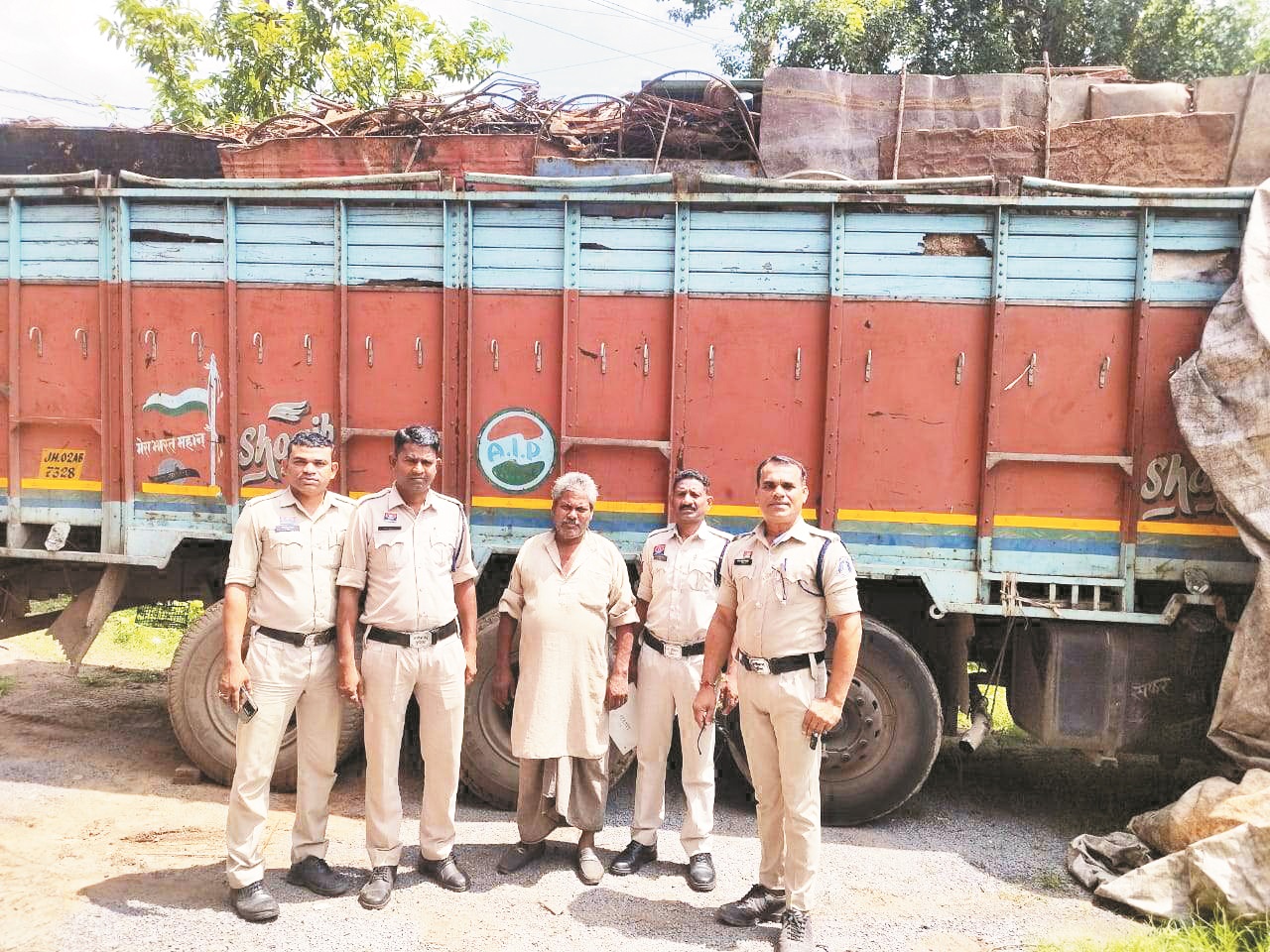अवैध 23 टन कबाड़ के साथ ट्रक को पकड़ा, 17 लाख की संपत्ति जब्त
