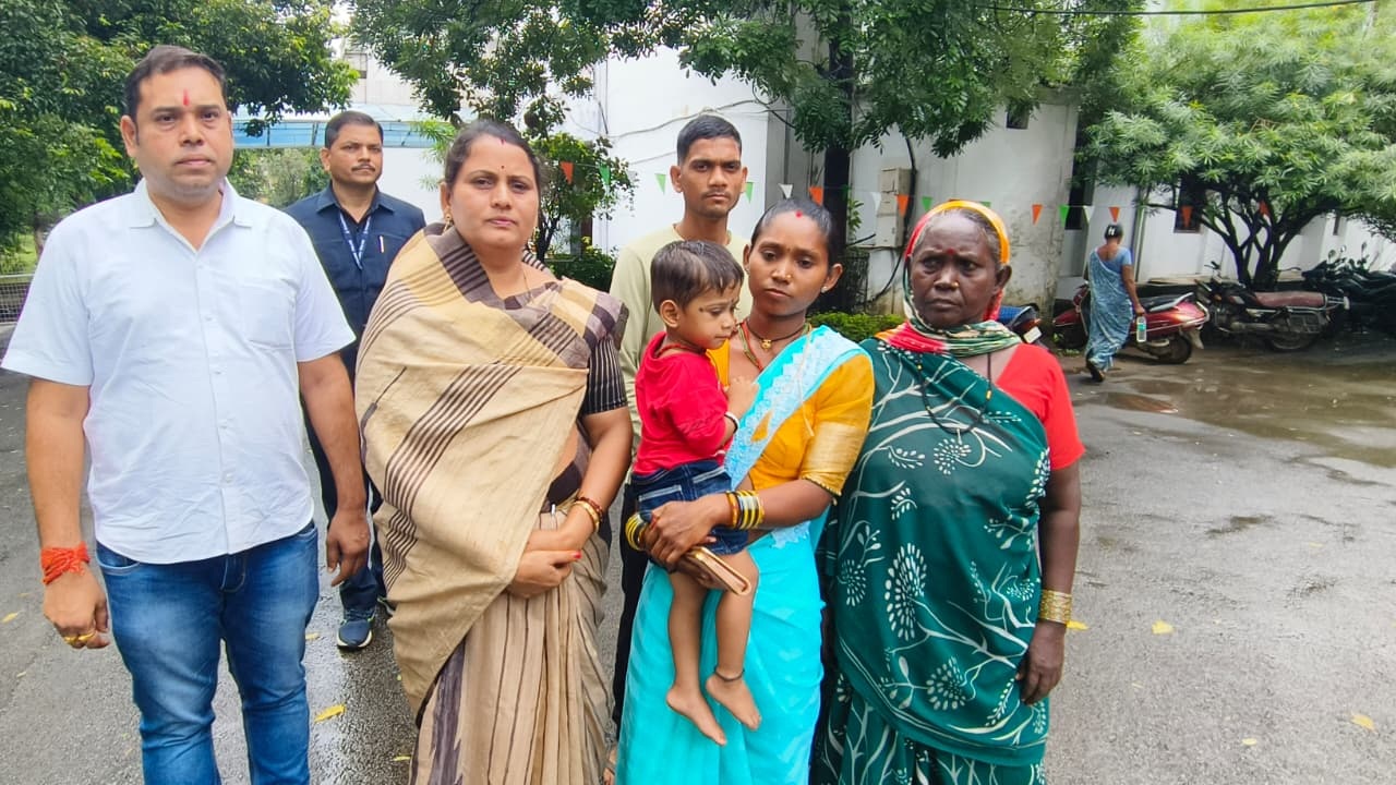 सूचना पटल के नीचे दबकर जान गंवाने वाले बालक के परिजनों को अब तक नहीं मिली मुआवजा राशि