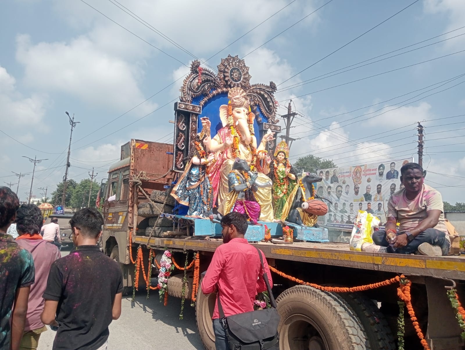 पांचवें दिन जगह-जगह गाजे-बाजे के साथ दी गणपति को विदाई