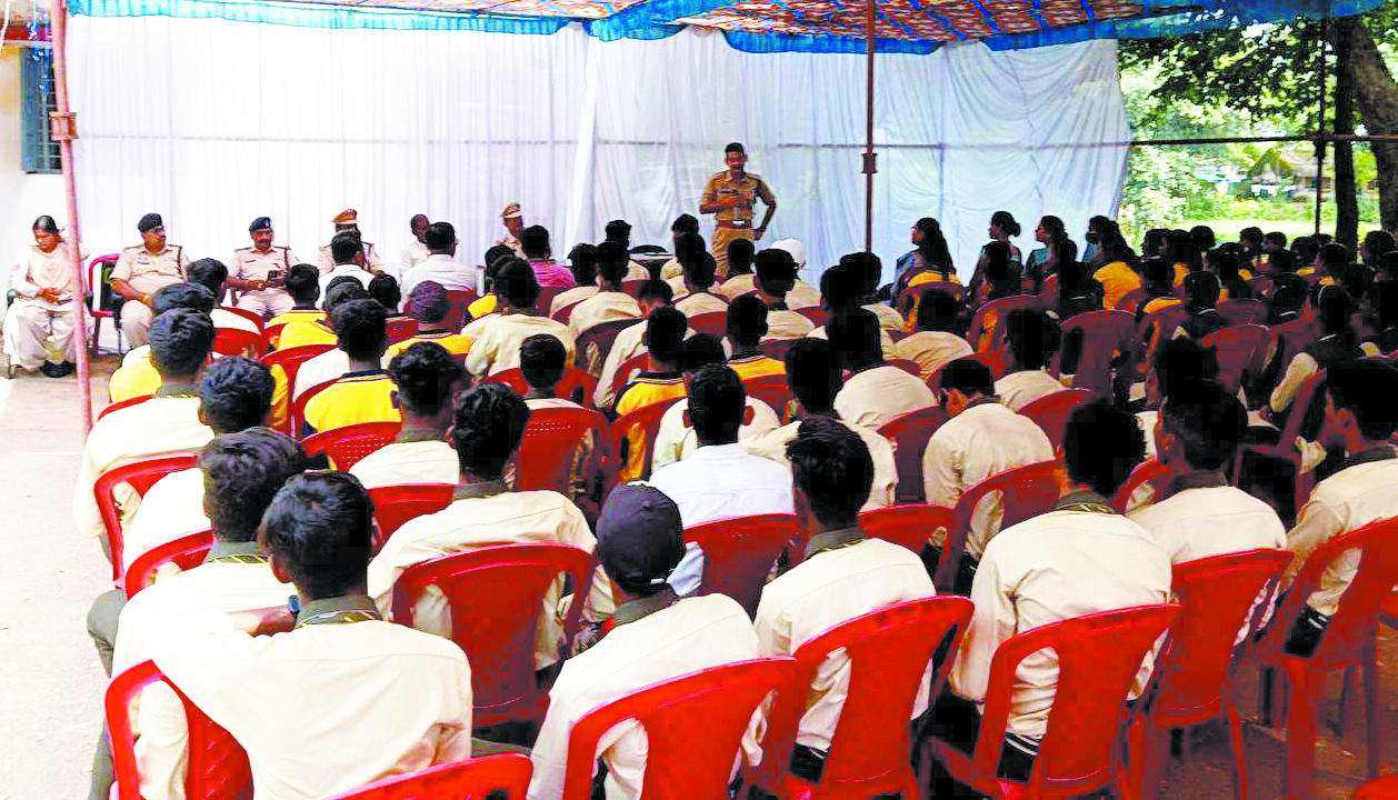 सीएसपी ने विद्यार्थियों को दी कानूनी जानकारी और थाने का किया निरीक्षण