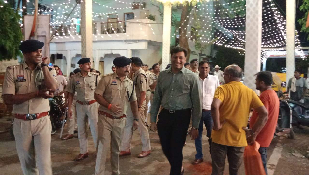  एसपी ने गणेश पंडालों का किया निरीक्षण